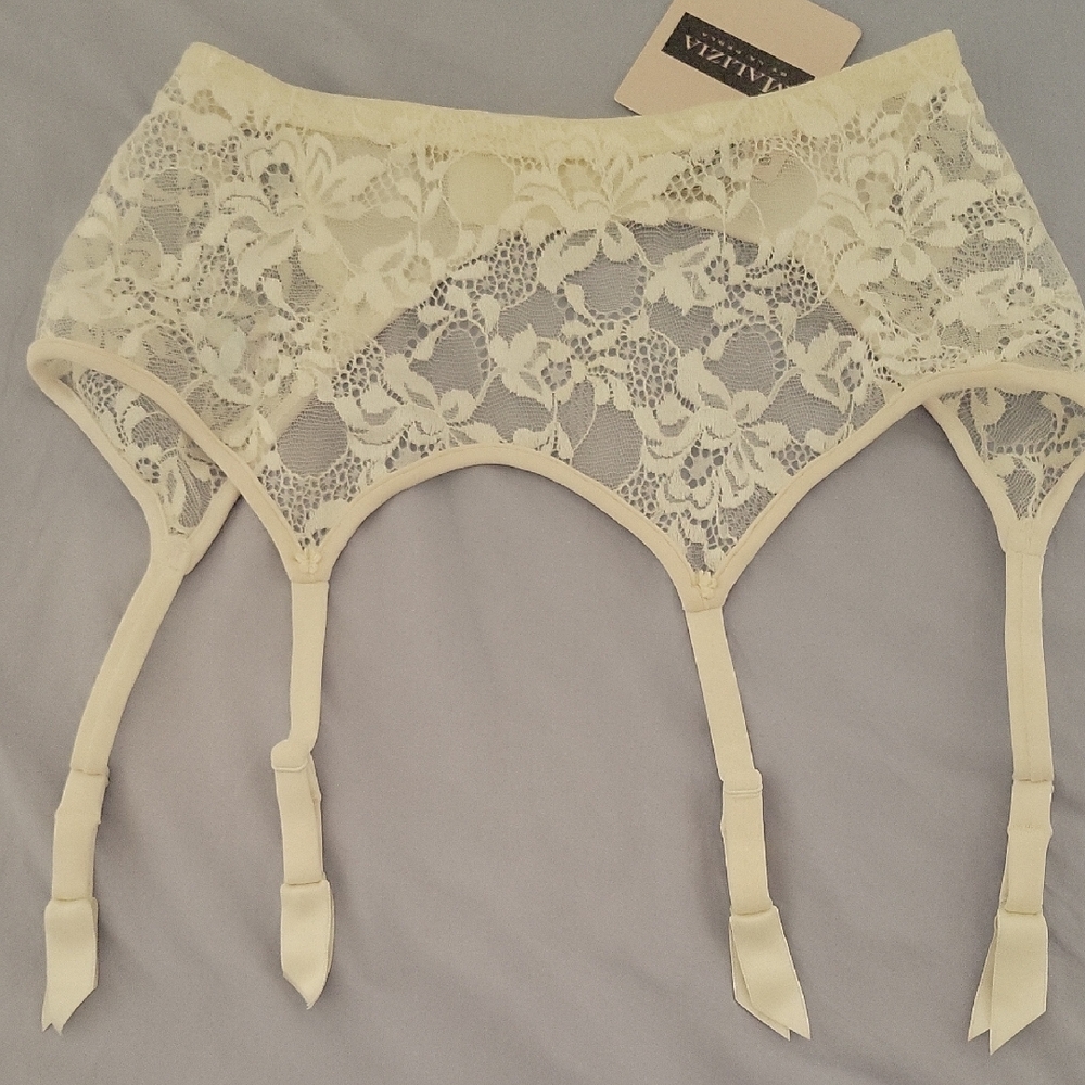 Elegant Lace Garter Belt in Cream La PERLA
